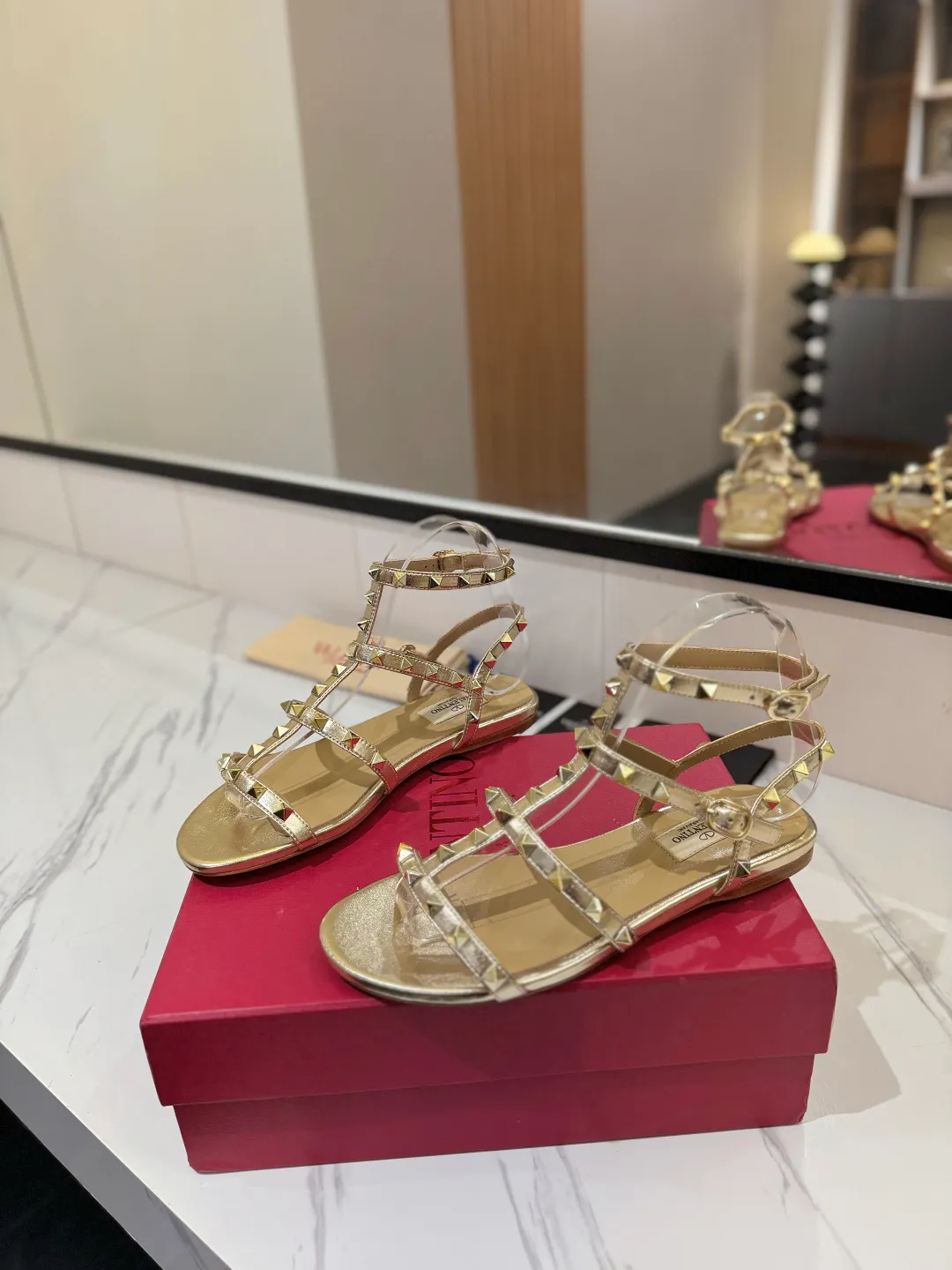 👟👟Ex-factory price 520👟👟 Valentino/Valentino rivet VT classic ankle-wrap rivet sandals, timeless 🆕 deeply rooted in people's hearts❤️A must-have item that never goes out of style🫰top replica! The side curves are perfect, the original molded custom-made rust-free rivets, and the textured hardware bring out a full sense of high-end, giving you a genuine foot feel! The first choice for high-end customers❤️ [Material] Upper: Original imported customized cowhide Inner lining: Original imported goatskin Outsole: Imported pearlescent leather outsole Code number: 35-39 [34, 40, 41, 42 are custom-made and cannot be returned or exchanged]